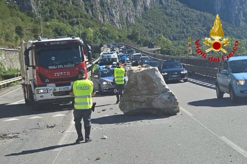 Cadono massi nel Lecchese, sul posto il Drago