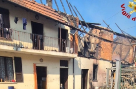 Le fiamme, la casa scoperchiata: nuovo appello per aiutare la famiglia Buzzi