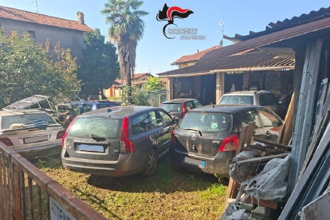Discarica di auto in giardino. Denunciato