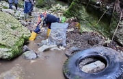 Ecologia e comunità nella pulizia del torrente a Comerio