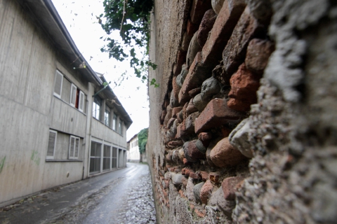 Piove, l’acqua s’infiltra. «E qui viviamo nel marciume»