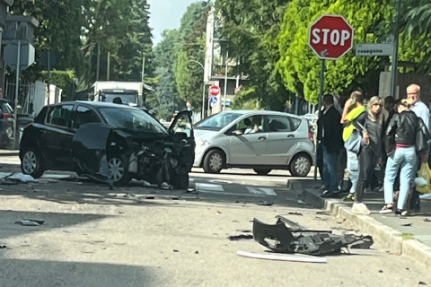 Lo schianto, il ferito, la fuga a piedi: caccia al pirata della strada