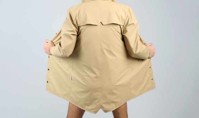 Con gli slip abbassati davanti alla scuola: arrestato 29enne