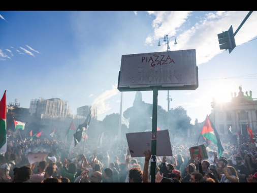 Scontri durante il corteo a Roma, idranti in azione