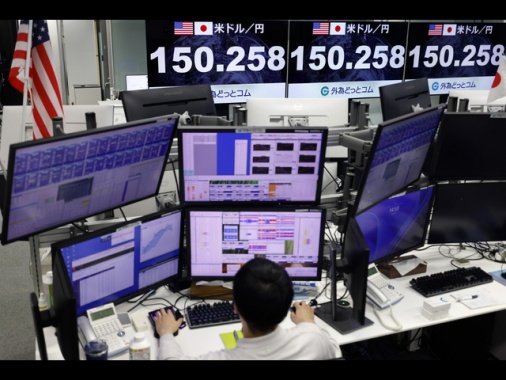 Borsa Tokyo: apertura in aumento (+0,73%), consolida record