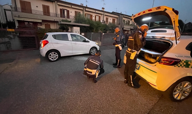 I rilievi della polizia locale nel luogo del tragico incidente  (foto Domenico Ghiotto)