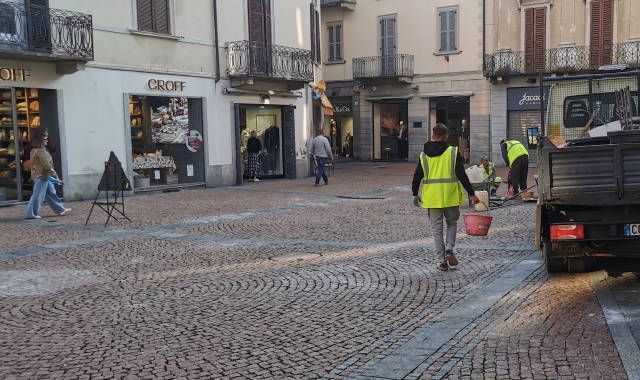 L’intervento in piazza Carducci, nel centro storico di Varese