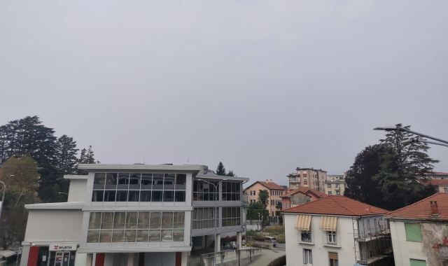 Il cielo velato domenica mattina, 12 ottobre, sopra Varese