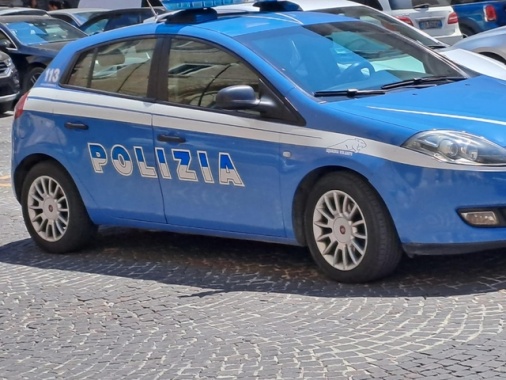 Violenta donna a Napoli, bloccato da un gruppo di passanti