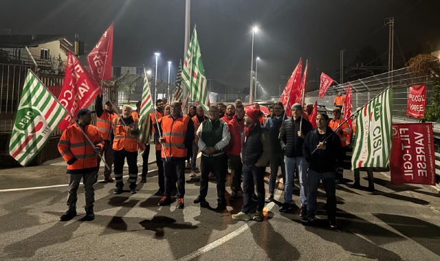 Il presidio all’alba alla Beko