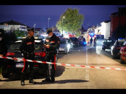 Casa satura di gas, esplosione all'apertura della porta