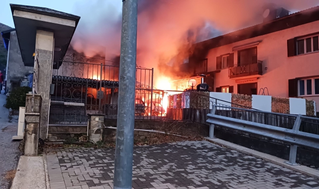 Le fiamme hanno interessato una palazzina trifamiliare