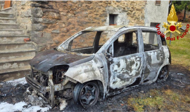 Auto in fiamme all’alpe Deccia