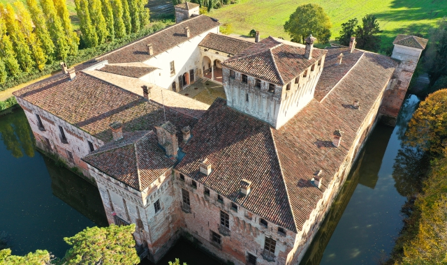 Il Castello di Padernello nella Bassa Bresciana (foto Virginio Gilberti e Francesca Bocchia)