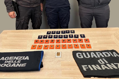 Bloccati in frontiera coi lingotti d’oro