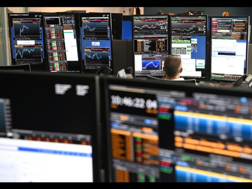 Borsa: Milano prosegue in rialzo, corrono Mps e Moncler