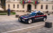 Bussano i carabinieri, lancia la droga dalla finestra