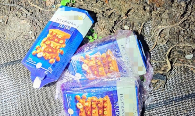 Bussano i carabinieri, lancia la droga dalla finestra