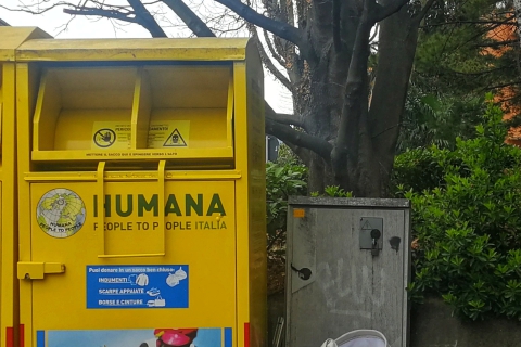 Varese dimezza i cassonetti degli abiti usati