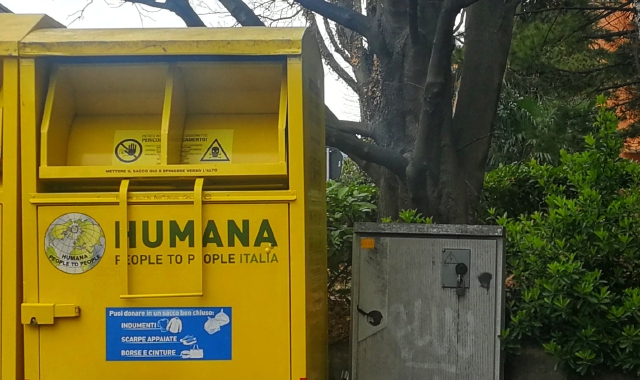 Varese dimezza i cassonetti degli abiti usati
