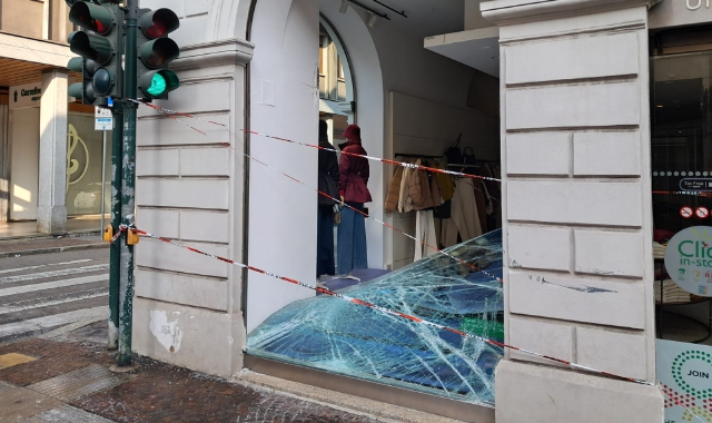 Scontro tra auto della Polizia e utilitaria nel centro di Varese