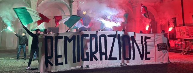 Remigrazione: striscione a Palazzo Estense