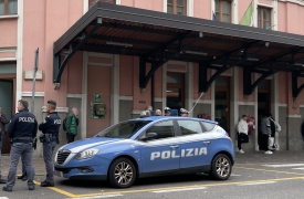 Saronno, vetrata danneggiata in stazione
