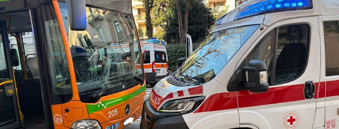 Due ragazze investite da un bus davanti al Comune di Varese