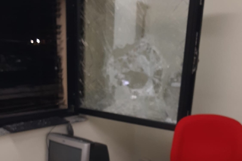 Insulti al medico, vetro in frantumi, ambulatorio devastato