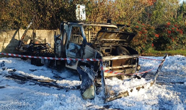 Entra nel camper incappucciato. Poi le fiamme