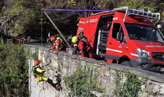 Si calano nel torrente, maxi-esercitazione dei vigili del fuoco