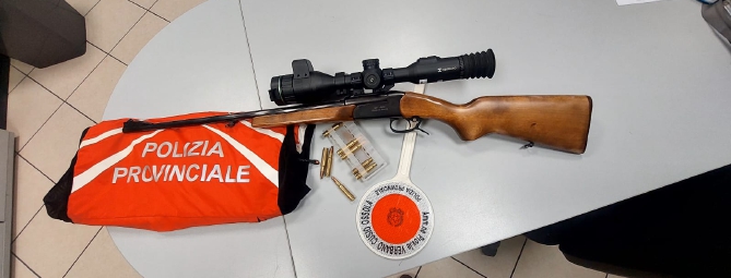 Vedono la polizia e buttano il fucile, cacciatori di frodo nei guai