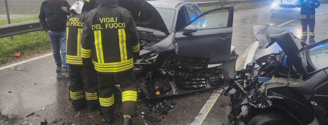 Scontro tra auto sulla Provinciale, coinvolti due giovani