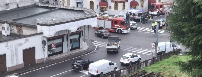 Semaforo lampeggiante, incidente e caos all’incrocio: 4 feriti