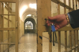 L’agente lo fa telefonare, il detenuto lo prende a pugni