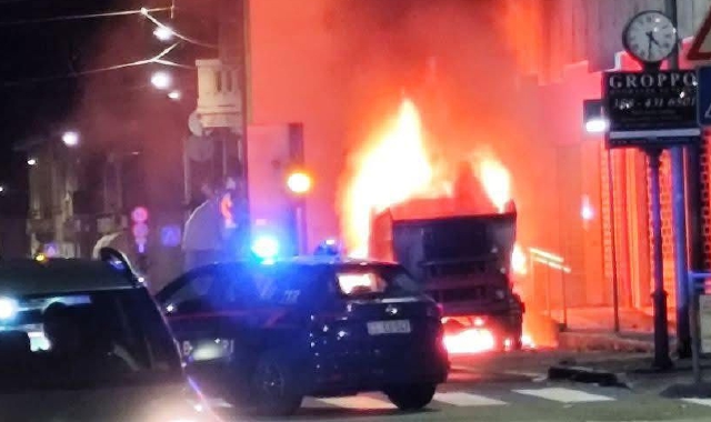 L’incendio del camion dei rifiuti a Gorla Minore