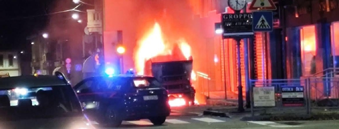 Un boato: in fiamme camion dei rifiuti