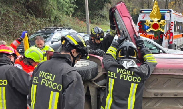 Si ribalta e resta intrappolata nell’auto: paura, poi sollievo