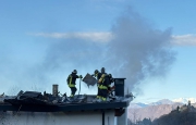Tetto in fiamme a Brezzo di Bedero