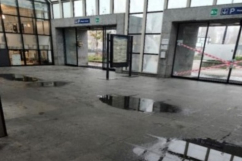 Porte bloccate, urina, pozzanghere: il degrado della stazione di Caronno Pertusella