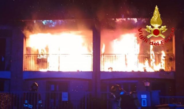 Appartamento in fiamme, donna ustionata