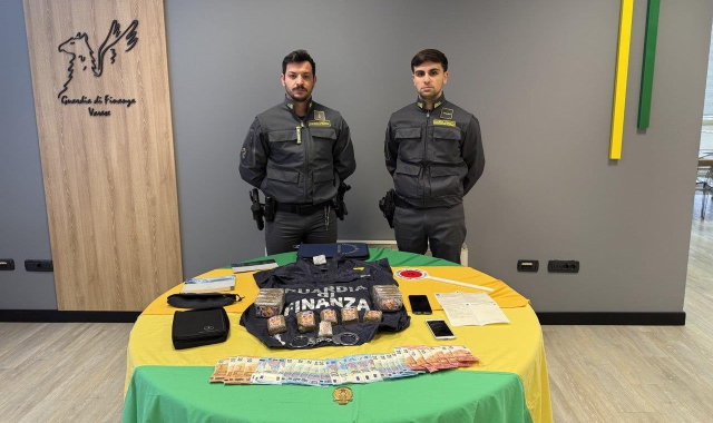 Fermato senza patente, a casa ha un chilo e mezzo di droga