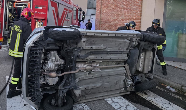 Auto si ribalta dopo lo scontro: soccorsi a Fagnano