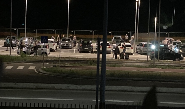 Nella foto le diverse compagnie di ragazzi schierate nel parcheggio prima delle corse  con i carrelli per fare  video 