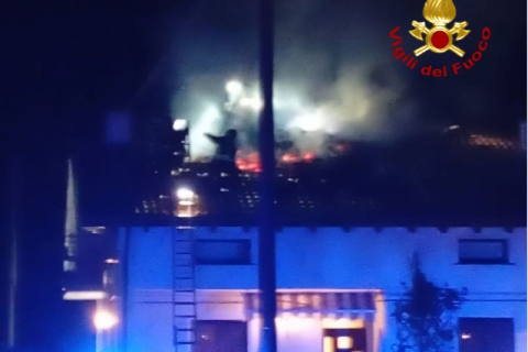 Tetto divorato dal fuoco, famiglia sfollata