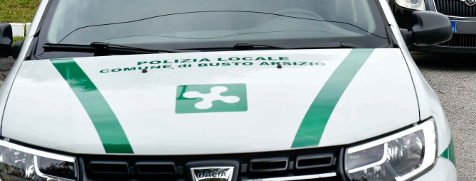 Investe due persone sulle strisce e scappa: preso