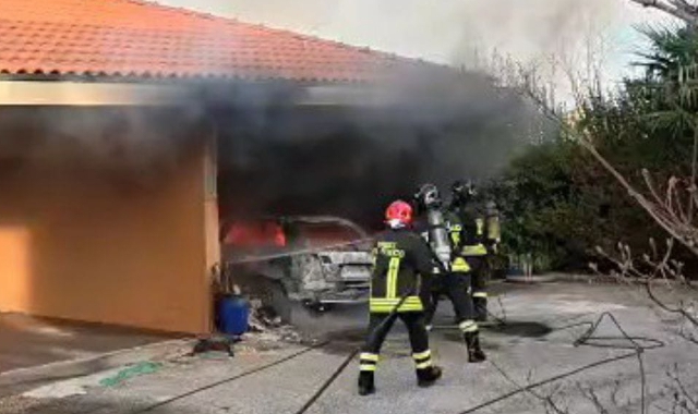Fiamme nel garage, auto e scooter “divorati” dal rogo