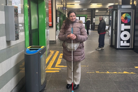 La pendolare non vedente lasciata sola ai binari