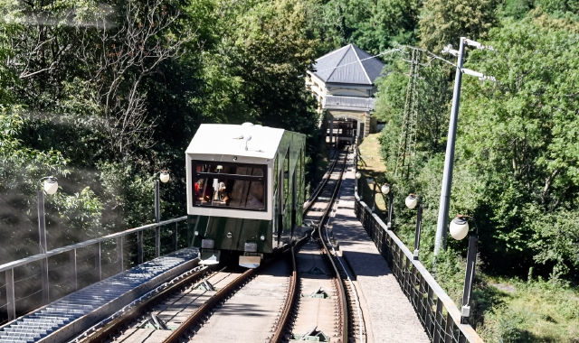 Nelle fotola funicolareVarese-Sacro Monte e la stazioned’arrivo:fino al novembre 2027 sono previstilavori diammodernamento