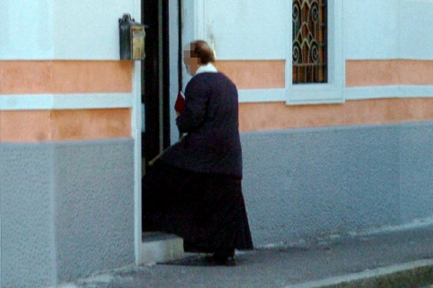 Il falso prete citofona, sale in casa e ruba